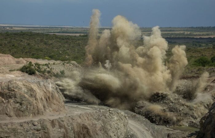 تفجير جبل صخري بواسطة المتفجرات المزروعة من قبل مهندسين من أجل تفتيت الصخور، وتظهر الرمال والصخور المتطايرة بسبب عملية التفجير