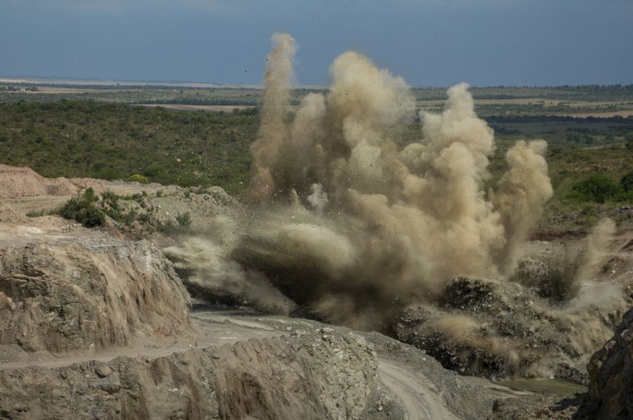 تفجير جبل صخري بواسطة المتفجرات المزروعة من قبل مهندسين من أجل تفتيت الصخور، وتظهر الرمال والصخور المتطايرة بسبب عملية التفجير