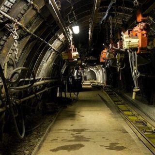 نفق تحت الأرض وتظهر جدرانه مدعمة بألواح الحديد العرضية وفي المنتصف تظهر روافع صغيرة