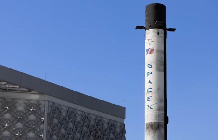 صاروخ فالكون 9 بعد هبوطه ويظهر متسخا بسبب عملية الاحتراق أثناء عودته لمنصة الانطلاق