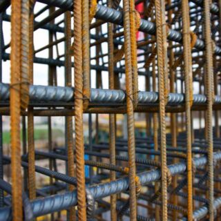 قضبان تسليح الخرسانة وتظهر متصلة ببعضها مشكلة شبك من القضبان المعدنية