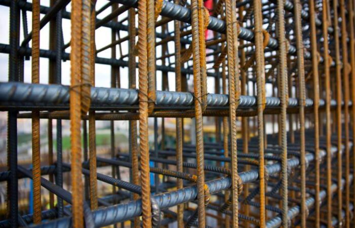 قضبان تسليح الخرسانة وتظهر متصلة ببعضها مشكلة شبك من القضبان المعدنية