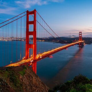 جسر مدينة سان فرانسيسكو الأمريكية ويظهر مضاءً في مساء يوم صافي