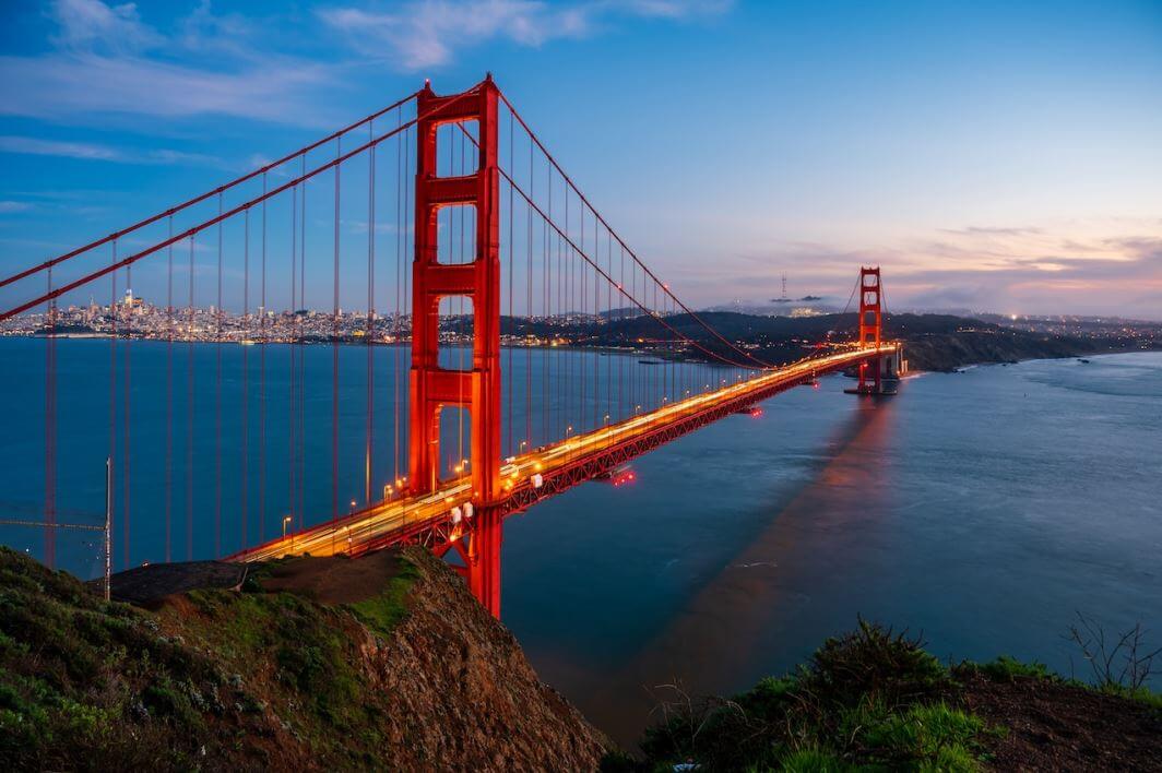 جسر مدينة سان فرانسيسكو الأمريكية ويظهر مضاءً في مساء يوم صافي