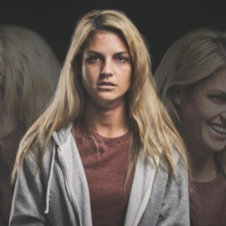 امرأة بالغة تظهر في ثلاث أشكال: الشكل الأول وهي تضحك بسخرية ولامبالاة، الشكل الثاني وهي صامتة ولا يوجد تعابير على وجهها، الشكل الثالث وهي تصرخ ومتوترة