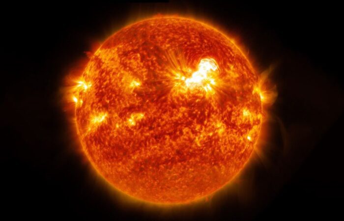 كرة ملتهبة لونها أصفر وسط ظلام أسود داكن ويخرج من هذه الكرة أمواج صغيرة صفراء اللون