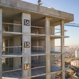 هيكل بناية بيتوني في منتصف المدينة وتظهر فقط الأعمدة والأسقف للبناية