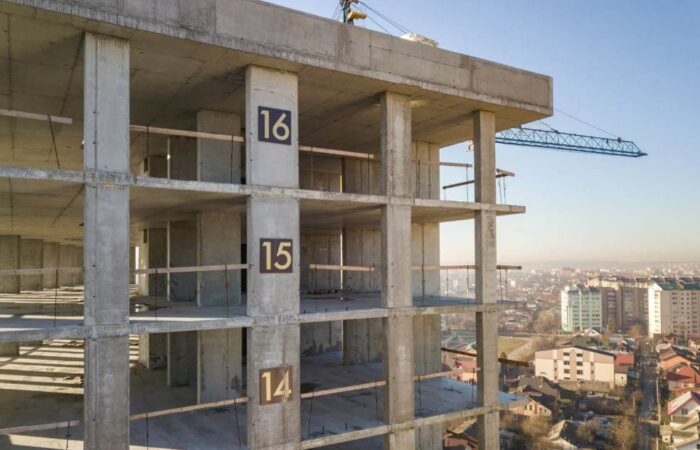 هيكل بناية بيتوني في منتصف المدينة وتظهر فقط الأعمدة والأسقف للبناية