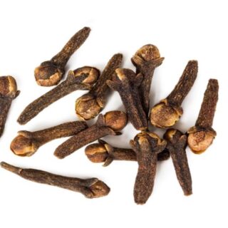 قرنفل مجفف على خلفية بيضاء