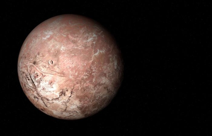 كوكب على شكل كرة لونها بني فاتح وسط ظلام داكن والذي هو ظلام الفضاء