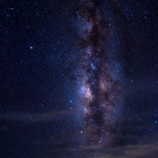 مجرة درب التبانة تظهر على شكل كتل من الغيوم المضاءة باللون الأزرق في الفضاء