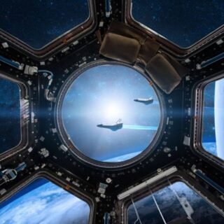 مركبة فضائية جانب القمر ويظهر من خلال نافذتها الدائرية سفينتين فضائيتين تسيران بسرعة