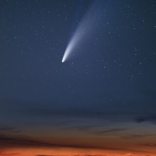 ضوء ساطع على شكل خيط رفيع يظهر وسط السماء عند الصباح