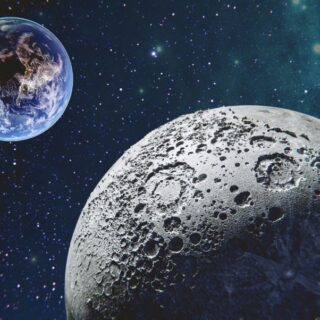 رسم توضيحي لسطح القمر وتظهر الكرة الأرضية بعيدة في الخلفية