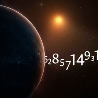 كوكب ضخم مظلم وتظهر الشمس صغيرة من خلفه وعلى الجانب توجد أرقام مختلفة مكتوبة جانب بعضها البعض