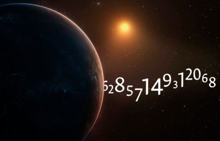 كوكب ضخم مظلم وتظهر الشمس صغيرة من خلفه وعلى الجانب توجد أرقام مختلفة مكتوبة جانب بعضها البعض