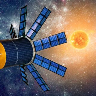 مركبة فضائية على شكل اسطواني تطفو في الفضاء ولها سبعة ألواح طاقة شمسية موجهة نحو الشمس