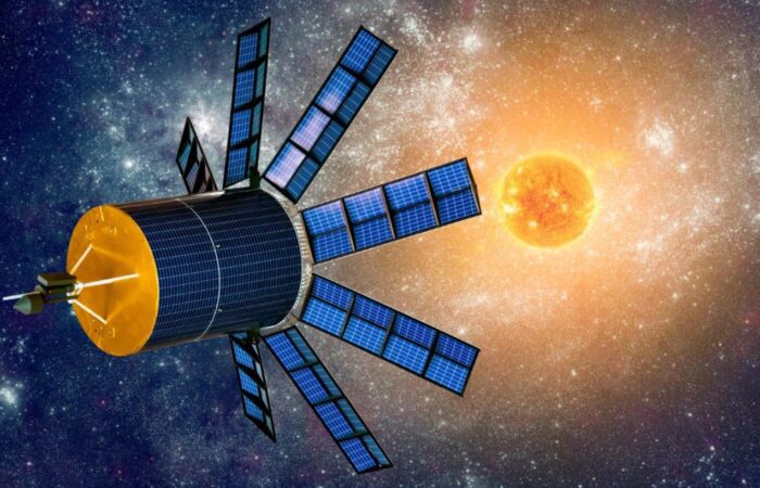 مركبة فضائية على شكل اسطواني تطفو في الفضاء ولها سبعة ألواح طاقة شمسية موجهة نحو الشمس