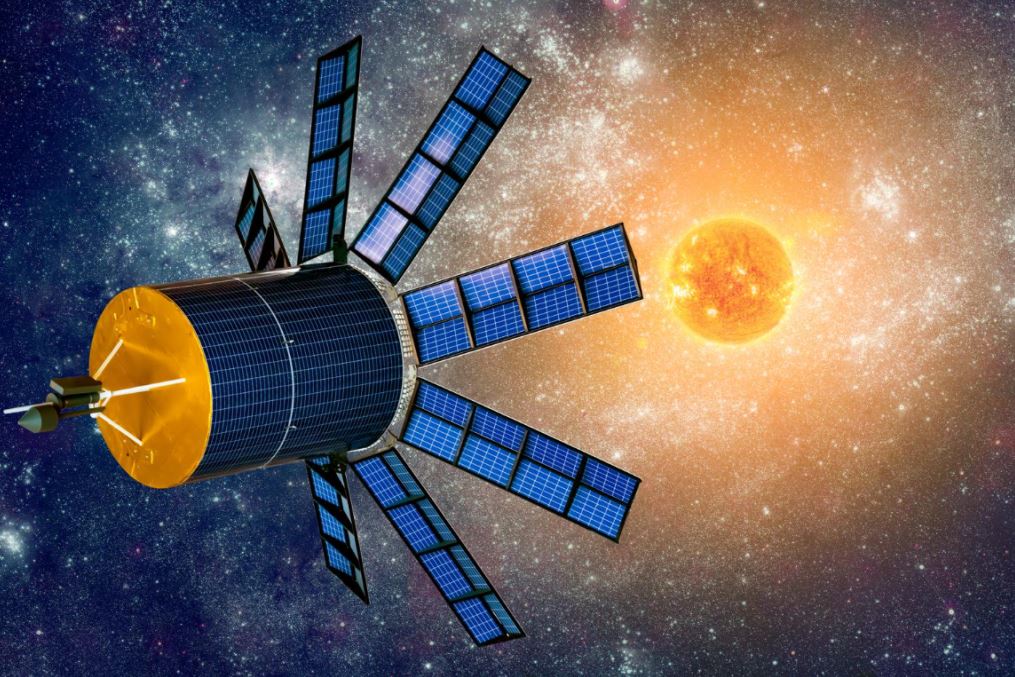 مركبة فضائية على شكل اسطواني تطفو في الفضاء ولها سبعة ألواح طاقة شمسية موجهة نحو الشمس