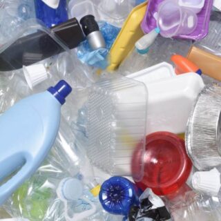 نفايات منزلية، علب بلاستيكية فارغة، أوراق المنيوم، أغلفة بلاستيكية، وصحون فلين مستعملة