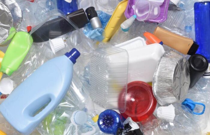 نفايات منزلية، علب بلاستيكية فارغة، أوراق المنيوم، أغلفة بلاستيكية، وصحون فلين مستعملة