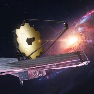 تلسكوب جيمس ويب يظهر وسط الفضاء أمام مجرة كبيرة ويقوم بتوجيه عدسته السداسية الذهبية اللون نحو هذه المجرة