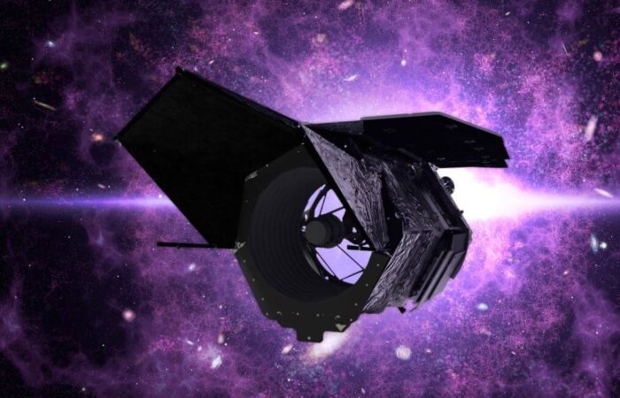 تلسكوب رومان الفضائي وسط الفضاء على شكل أسطوانة سداسية الشكل ولها عدسة في الأمام ويظهر خلف التلسكوب مجرة لونها زهري