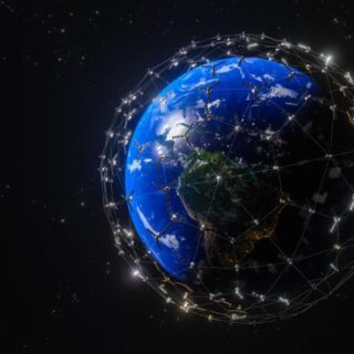 الكرة الأرضية ويظهر حولها مجموعة من الأقمار الصناعية التابعة لشركة سبيس إكس التي تتواصل مع بعضها البعض بخطوط بيضاء لتظهر مثل شبكة العنكبوت حولها