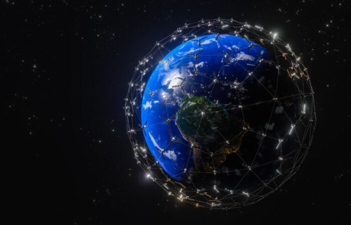 الكرة الأرضية ويظهر حولها مجموعة من الأقمار الصناعية التابعة لشركة سبيس إكس التي تتواصل مع بعضها البعض بخطوط بيضاء لتظهر مثل شبكة العنكبوت حولها