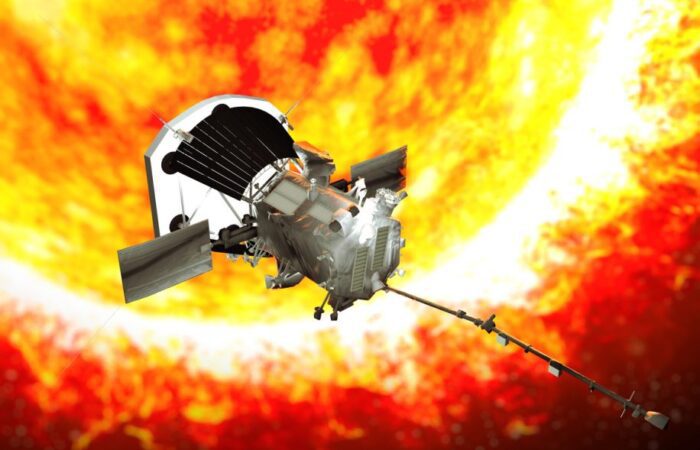 مسبار باركر الفضائي بالقرب من الشمس الضخمة ويظهر حجمه الصغير أمامها ويوجه أجهزة الاستشعار نحوها ويملك لاقط إشارة طويل
