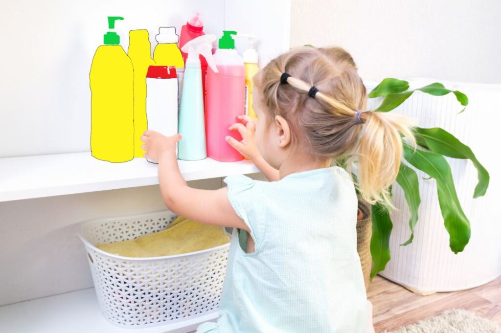 فتاة صغيرة شعرها أشقر تقوم بالتفتيش في علب المنظفات المنزلية الموجودة على رف في المنزل بالقرب من نبتة منزلية
