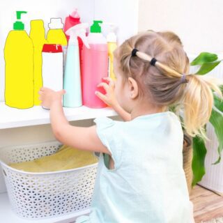 فتاة صغيرة شعرها أشقر تقوم بالتفتيش في علب المنظفات المنزلية الموجودة على رف في المنزل بالقرب من نبتة منزلية