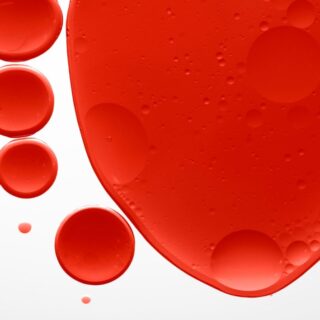 بقعة كبيرة حمراء اللون تداخل مع الوسط المحيط بها ذو اللون الأبيض