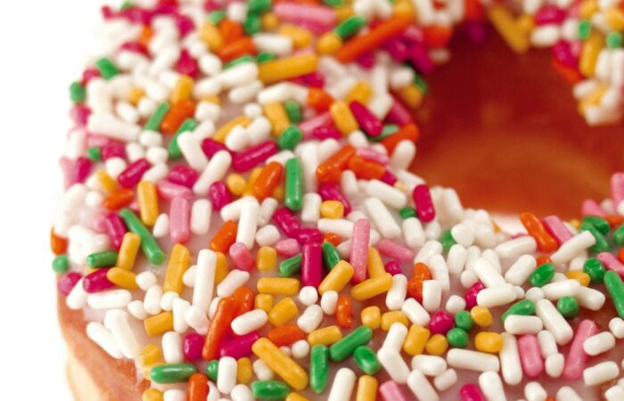 قطعة من الحلوى عليها زينة من السكريات ملونة بألوان مختلفة