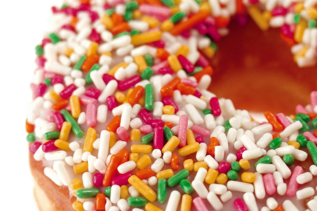 قطعة من الحلوى عليها زينة من السكريات ملونة بألوان مختلفة