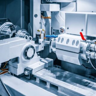 آلة هندسية فضية اللون بها رأس للحفر وانبوب أزرق للتبريد