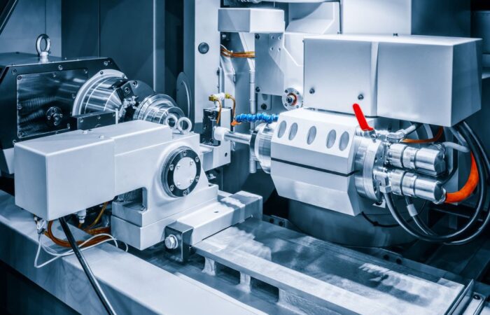 آلة هندسية فضية اللون بها رأس للحفر وانبوب أزرق للتبريد