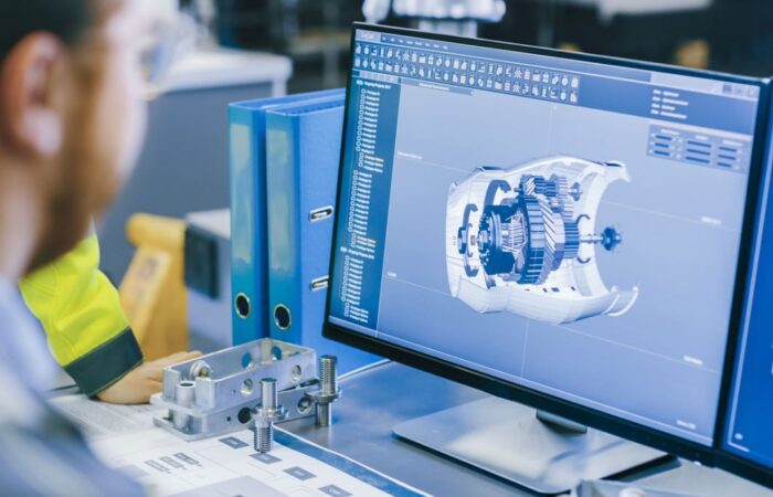 مهندس يقوم بتصميم المنتجات باستخدام برامج الحاسب