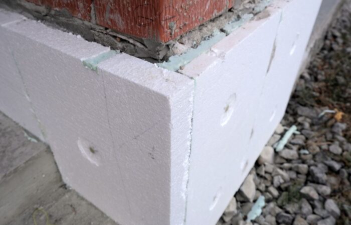 ألواح من الفلين الأبيض العازل مثبتة على جدار من القرميد