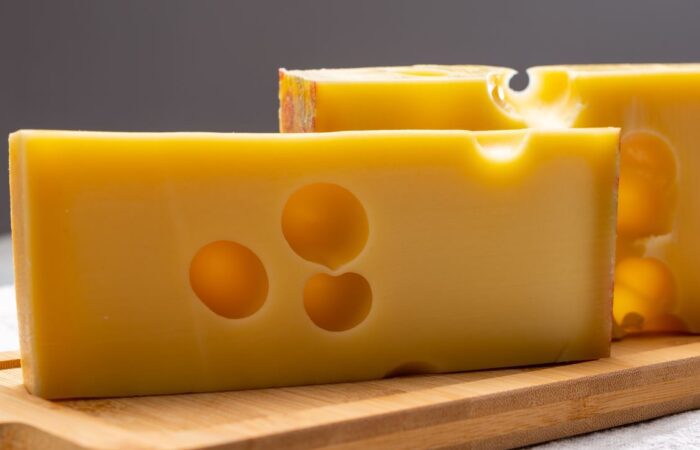 قطع مستطيلة صفراء بداخلها ثلاثة تجويفات متوسطة الحجم توجد على لوح بني