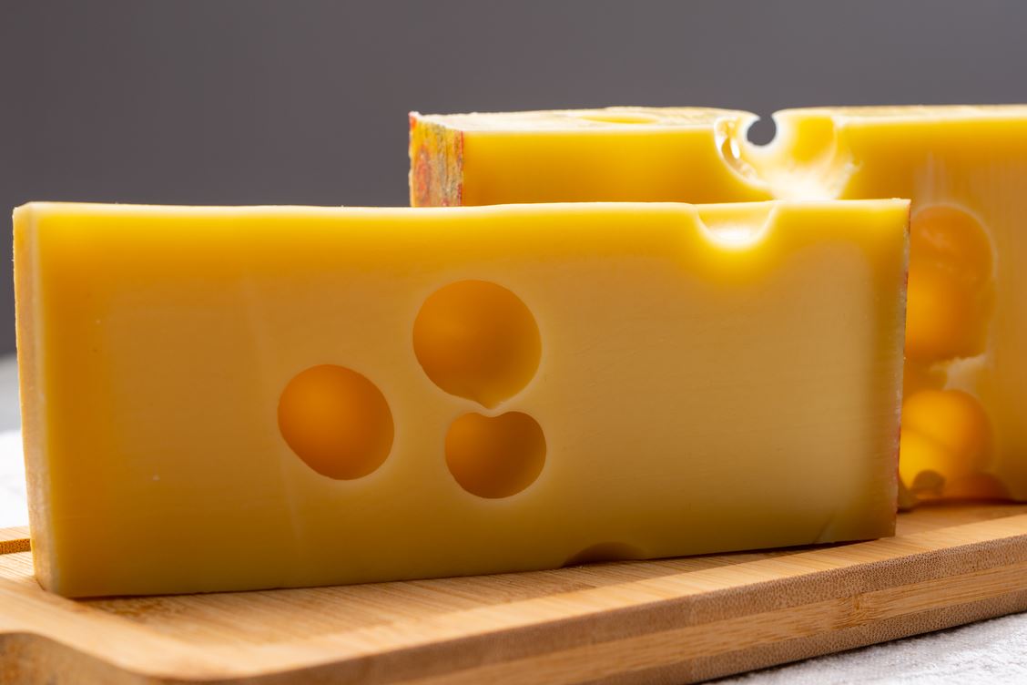 جبنة Emmentaler Aop السويسرية تحتوي على ثقوب