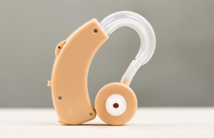 سماعة أذن طبية بنية اللون ويخرج منها انبوب ذو لون أبيض شفاف