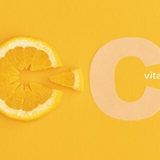 شريحة دائرية من الليمون بجانبها كلمة فيتامين مكتوبة باللغة الإنكليزية