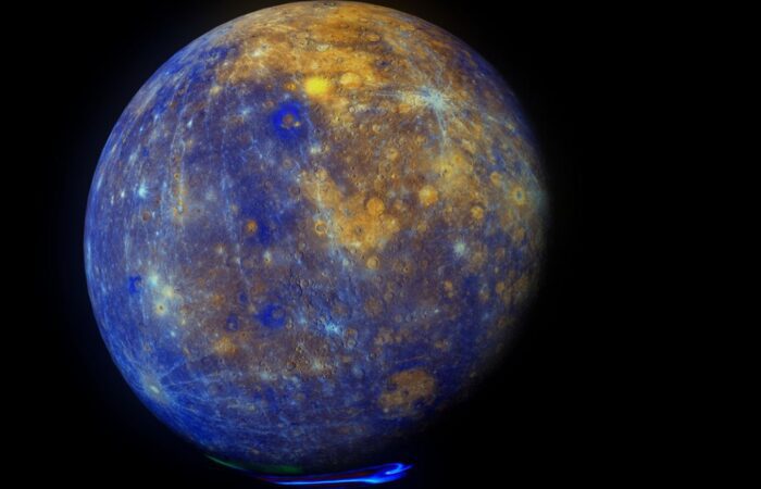 كوكب عطارد على شكل كرة زرقاء ضخمة تتخللها بقع بنية تطفو في الفضاء