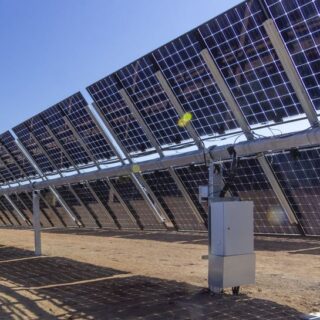 الألواح الشمسية ثنائية الوجه في مزرعة للألواح الشمسية