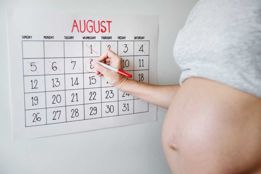 امرأة حامل تسجل عدد أيام حملها