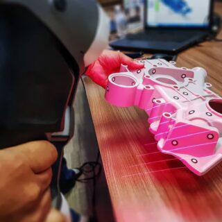 مهندس يقوم بتصوير قطعة ميكانيكية بماسح ضوئي ثلاثي الأبعاد