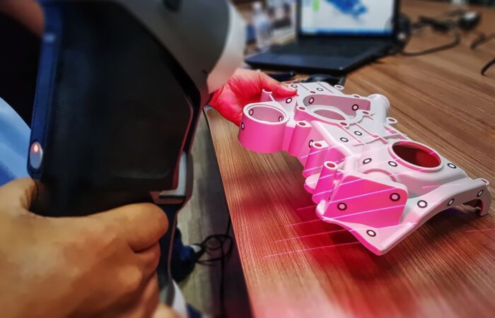 مهندس يقوم بتصوير قطعة ميكانيكية بماسح ضوئي ثلاثي الأبعاد