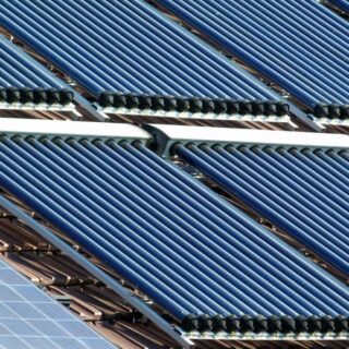 مجموعة من الأنابيب الموّزعة على سطح أحد المنازل لستخين المياه