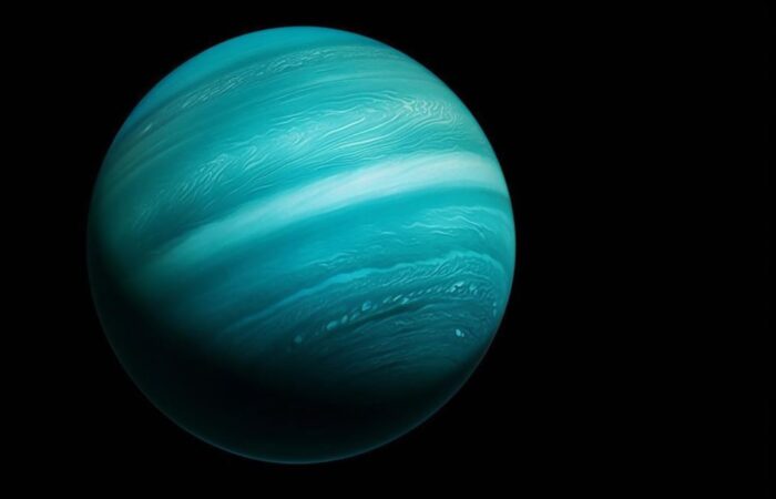 كوكب أورانوس على شكل كرة تركوازية اللون ضخمة تتخللها ألوان بيضاء وتطفو في الفضاء